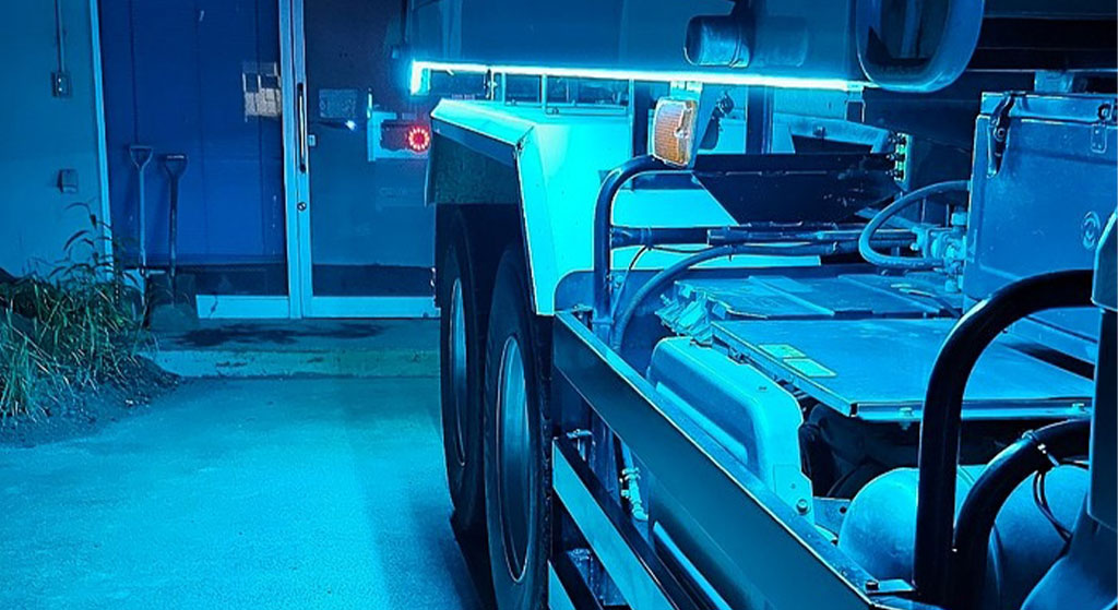 シャーシに沿ってアイスブルーのLEDテープが光るトラック