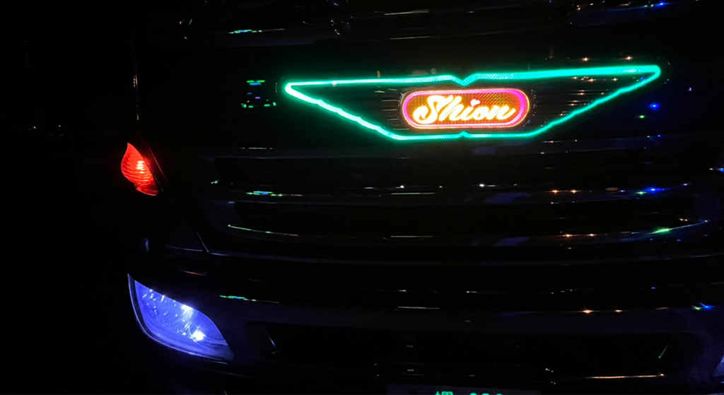 日野バスマークの行灯にLEDテープを入れた様子