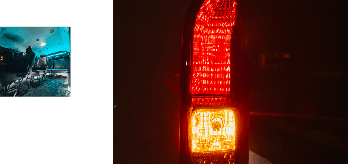 夜に点灯している乗用車のリアコンビネーションランプ（赤と橙）